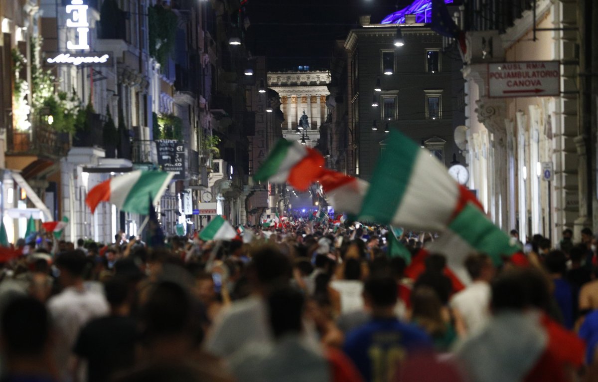 İtalyanlar, şampiyonluk coşkusunu sokaklarda yaşadı #18