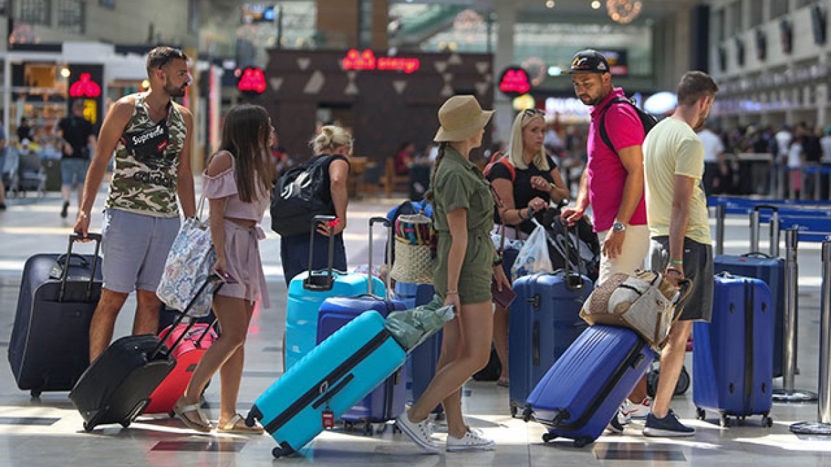Antalya'ya hafta sonu 145 bin 726 yolcu geldi