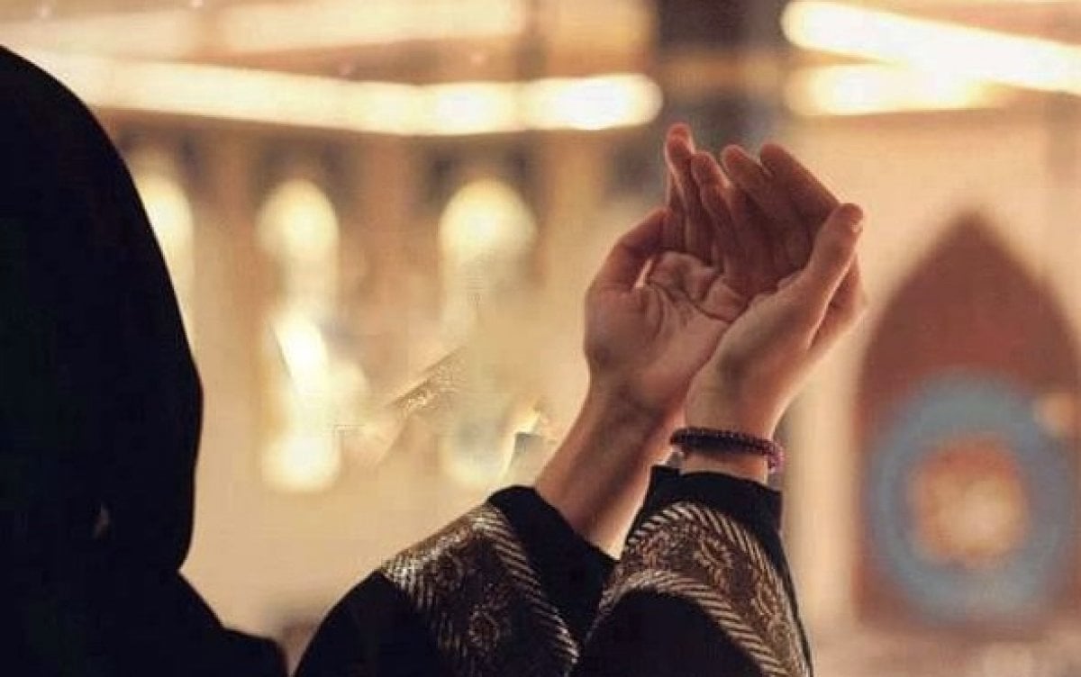 Молитва мусульманских женщин. Мусульманка молится. Мусульманские руки. Мусульманин молится. Мусульманские женщины молятся.
