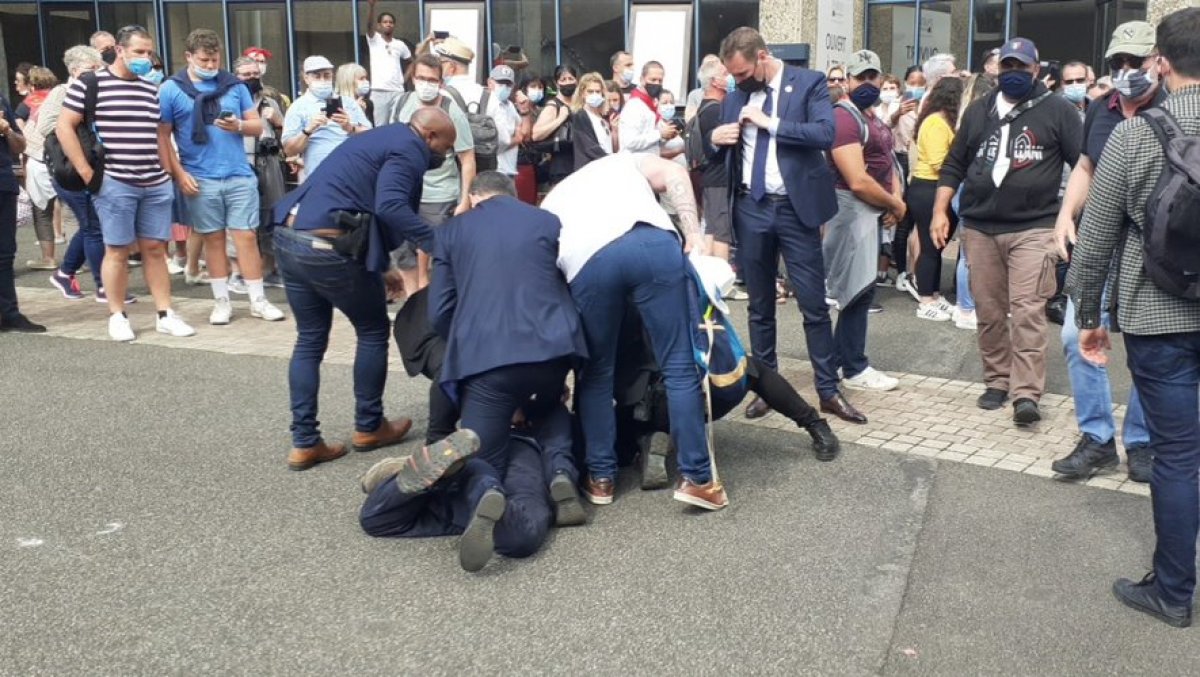 Reaction to Emmanuel Macron during temple visit #2