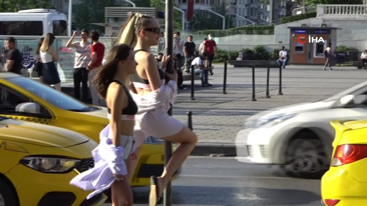 Taksim’de 2 kadın, bikinileri ile fotoğraf çekildi #1