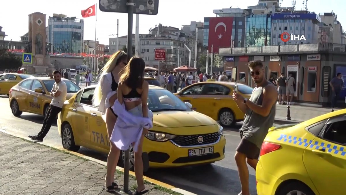 Taksim’de 2 kadın, bikinileri ile fotoğraf çekildi #6