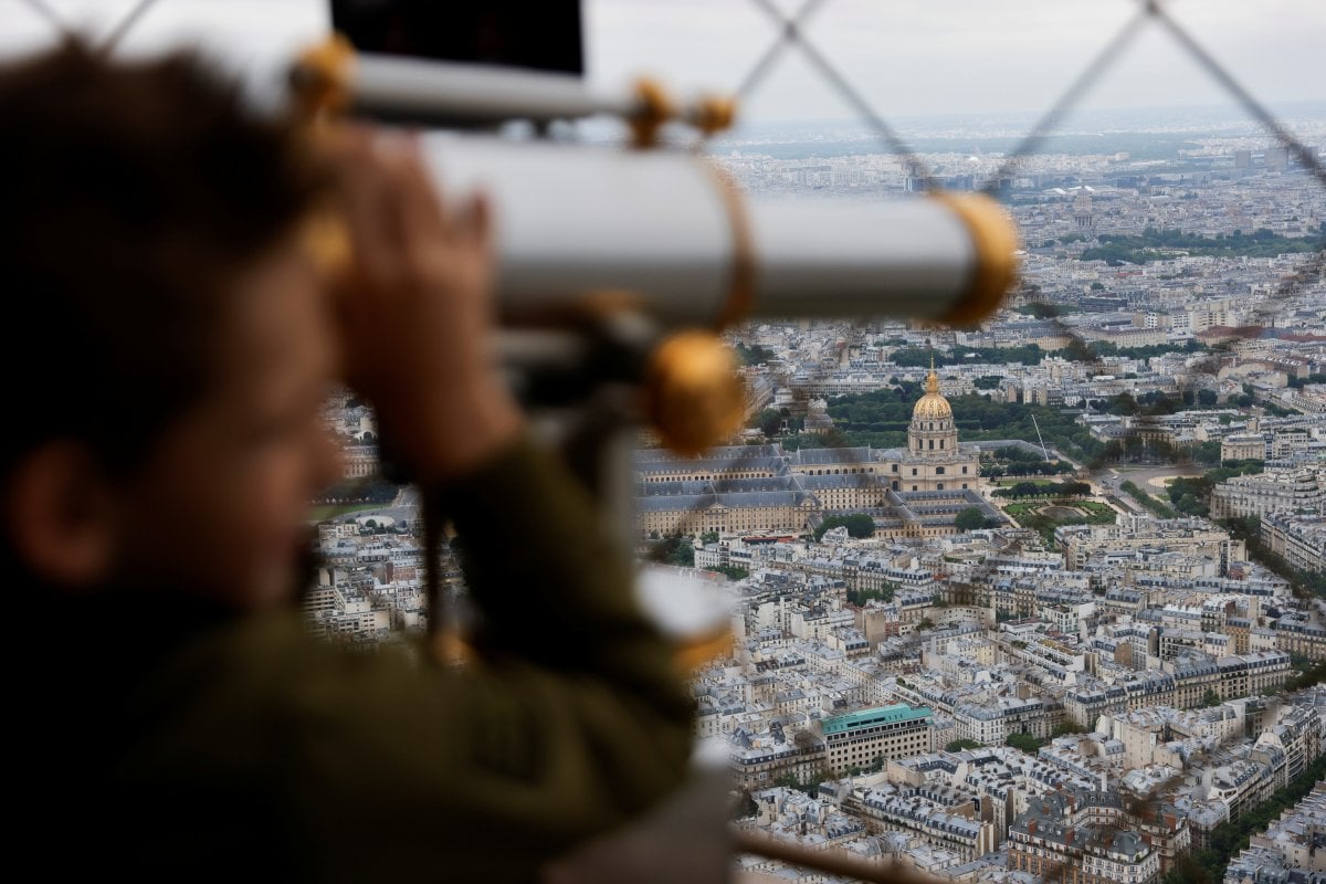 The Eiffel Tower reopened after 9 months #7