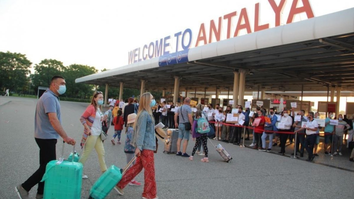 Antalya'ya 26 günde 1 milyon 200 bin yabancı turist geldi