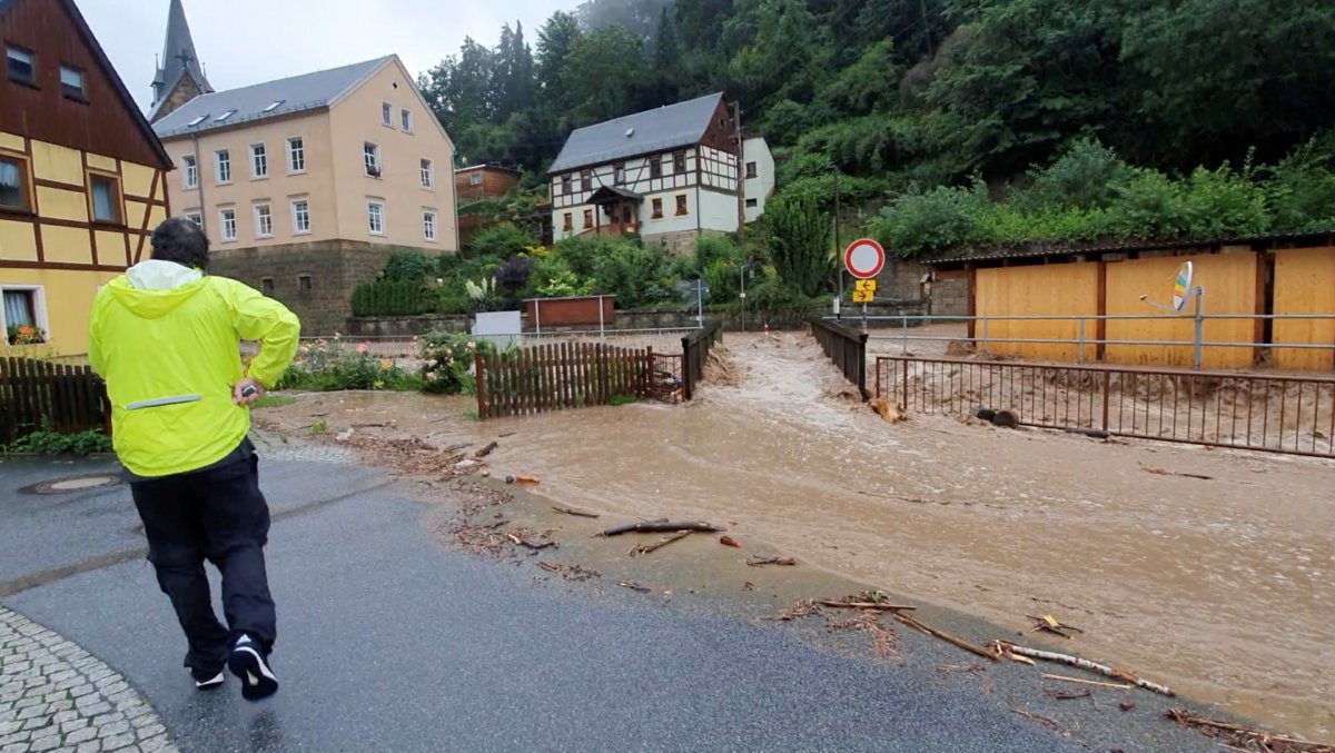 Post-flood mud removal in Europe #10