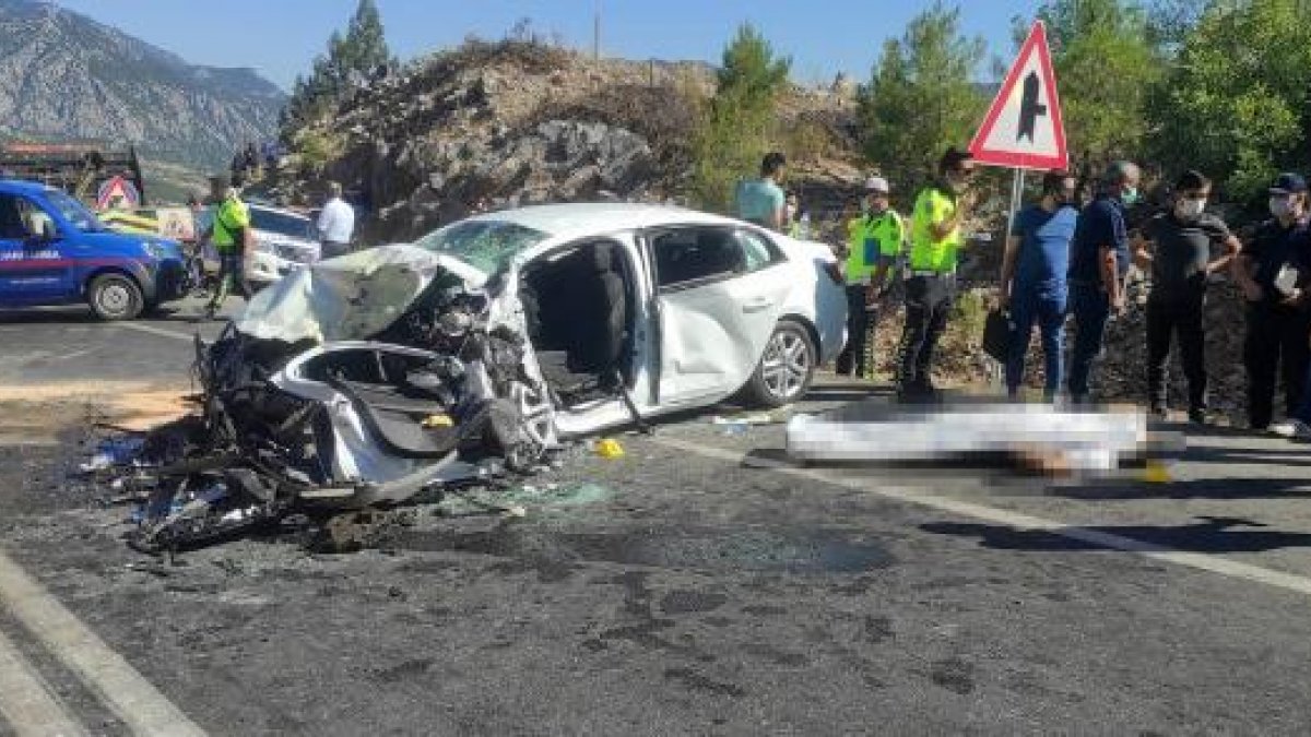 Antalya'da polis memuru kazada öldü, eşi yaşam mücadelesi veriyor 