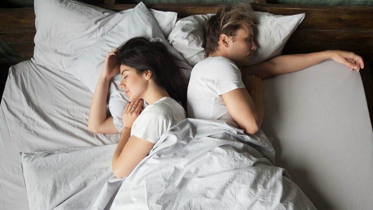 4 Reasons Why Happy Couples Sleep In Separate Beds Kimdeyir