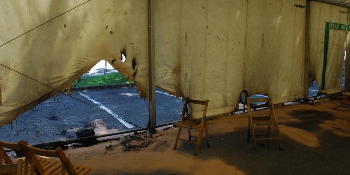 They set fire to the vaccination center in France #4