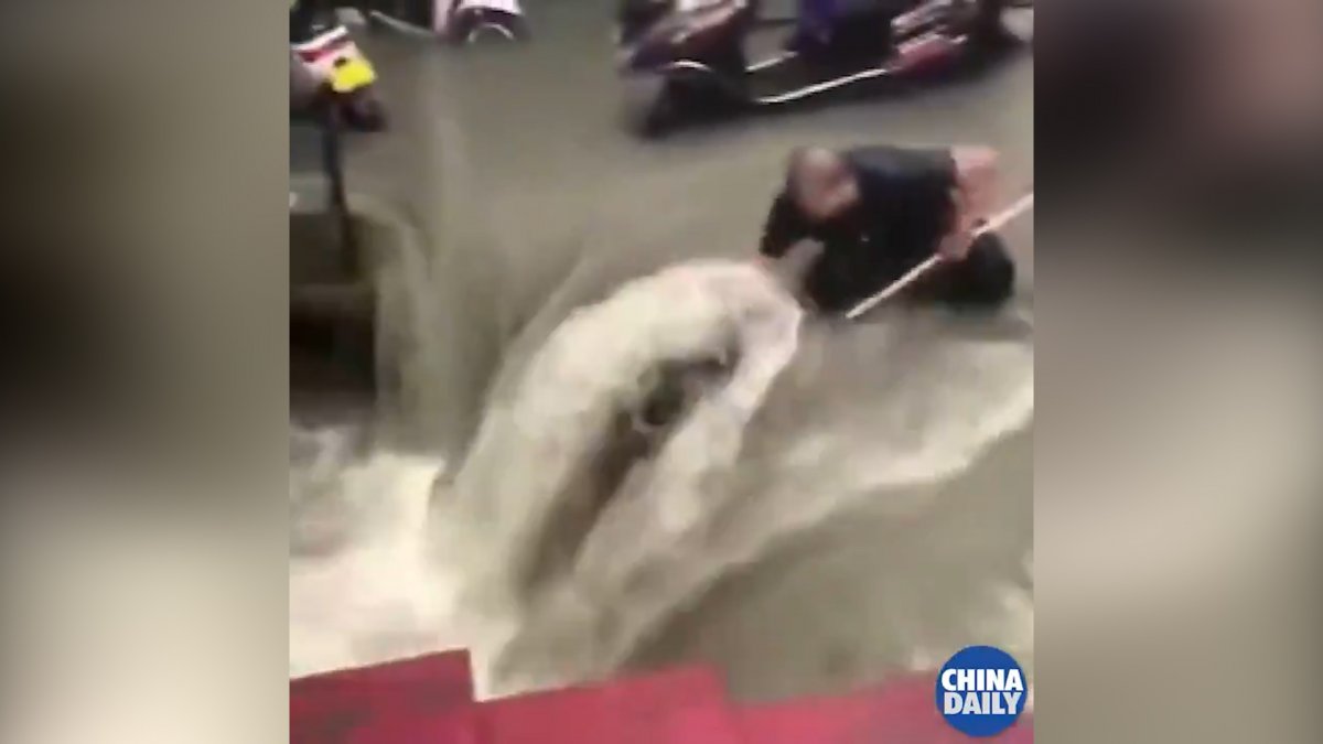 Rescue moment of woman caught in flood in China #2