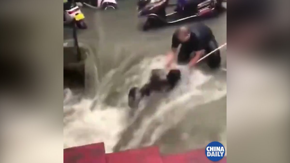 Rescue moment of woman caught in flood in China #1