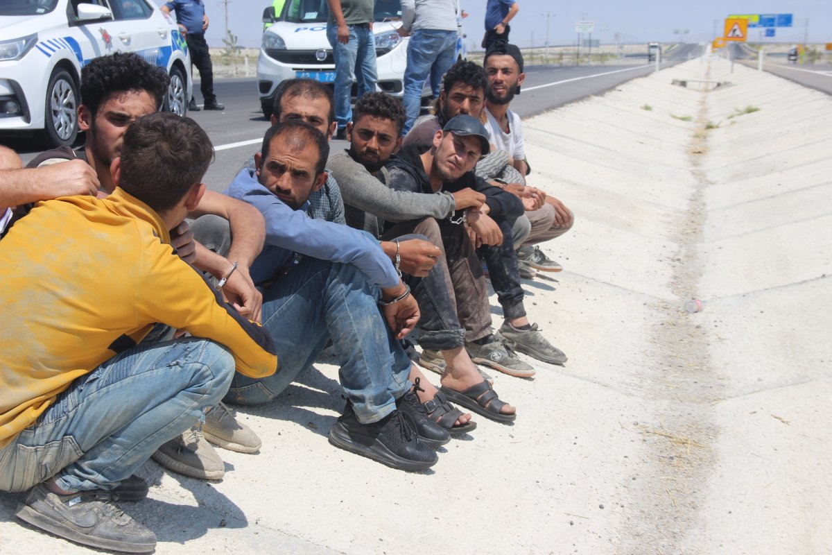 Konya da otomobilde 10 kaçak göçmen yakalandı #2