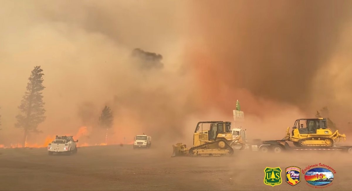 Kaliforniya da itfaiyecilerin orman yangınıyla zorlu mücadelesi #6