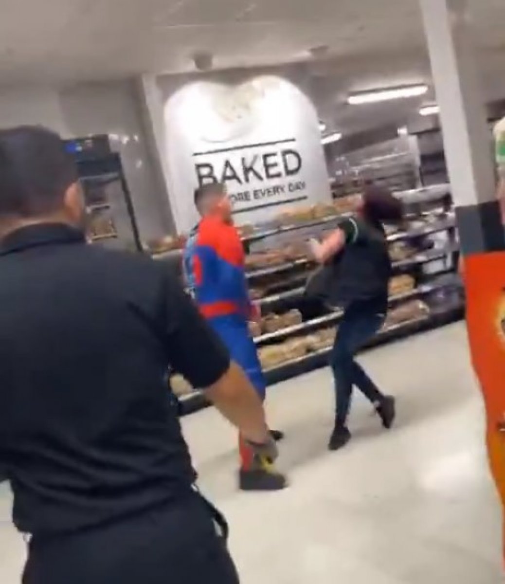 Spider-Man attacks market worker in England #4