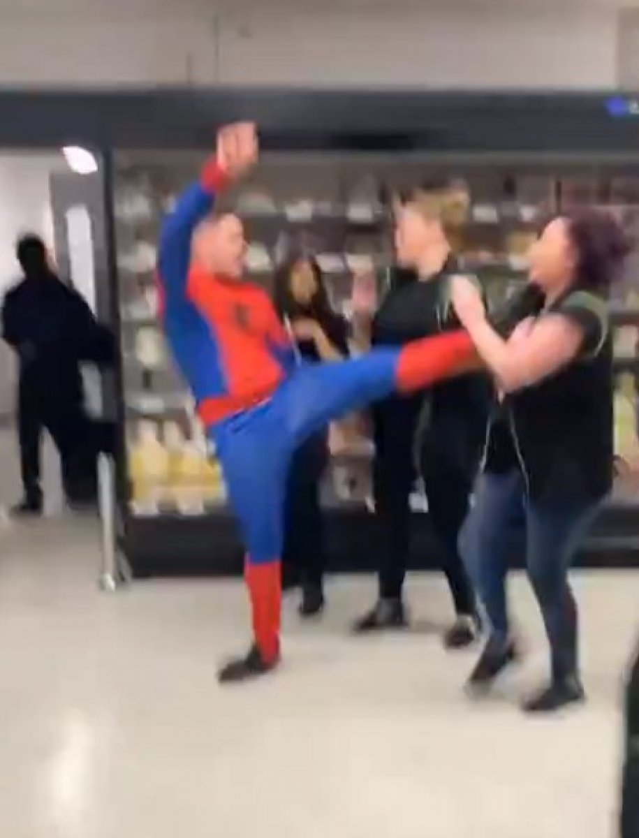 Spider-Man attacks market worker in England #3
