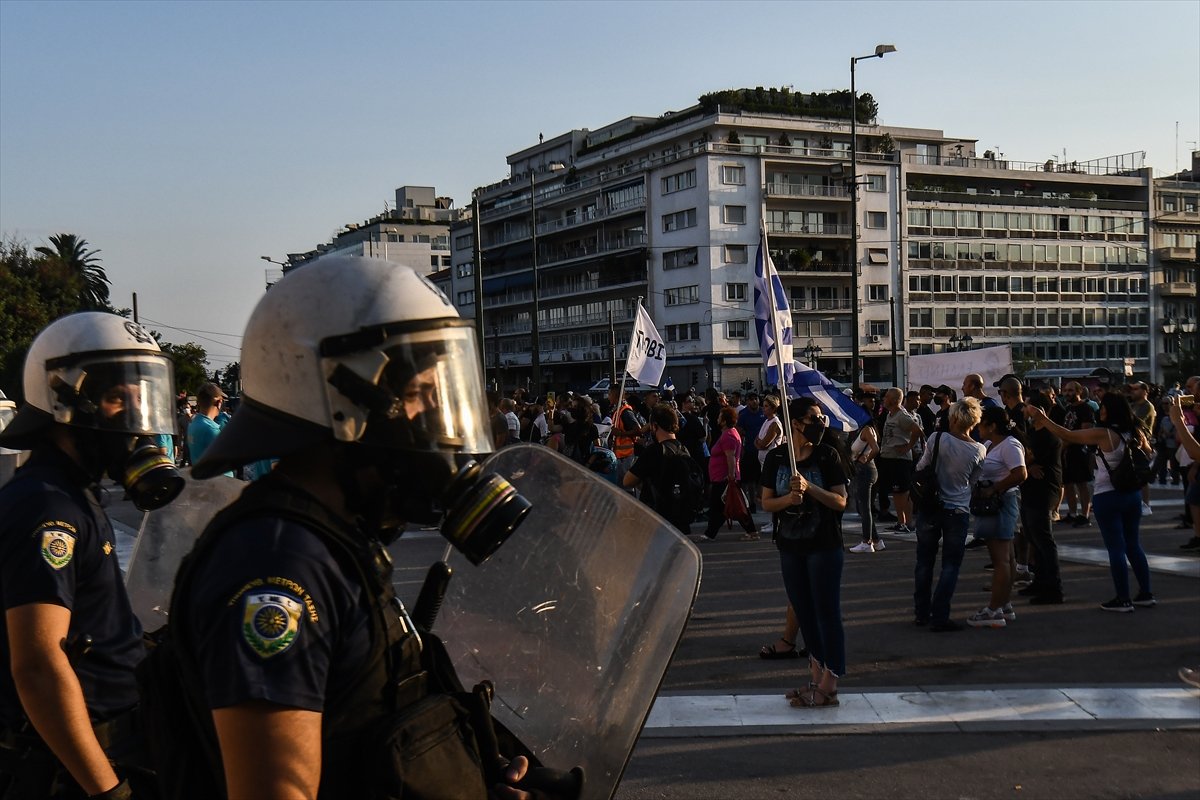 Διαδηλωτές κατά των εμβολίων βγαίνουν στους δρόμους στην Ελλάδα #9