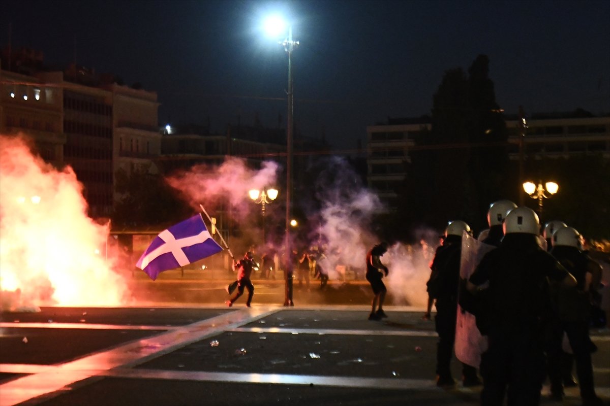 Διαδηλωτές κατά των εμβολίων βγήκαν στους δρόμους στην Ελλάδα #11