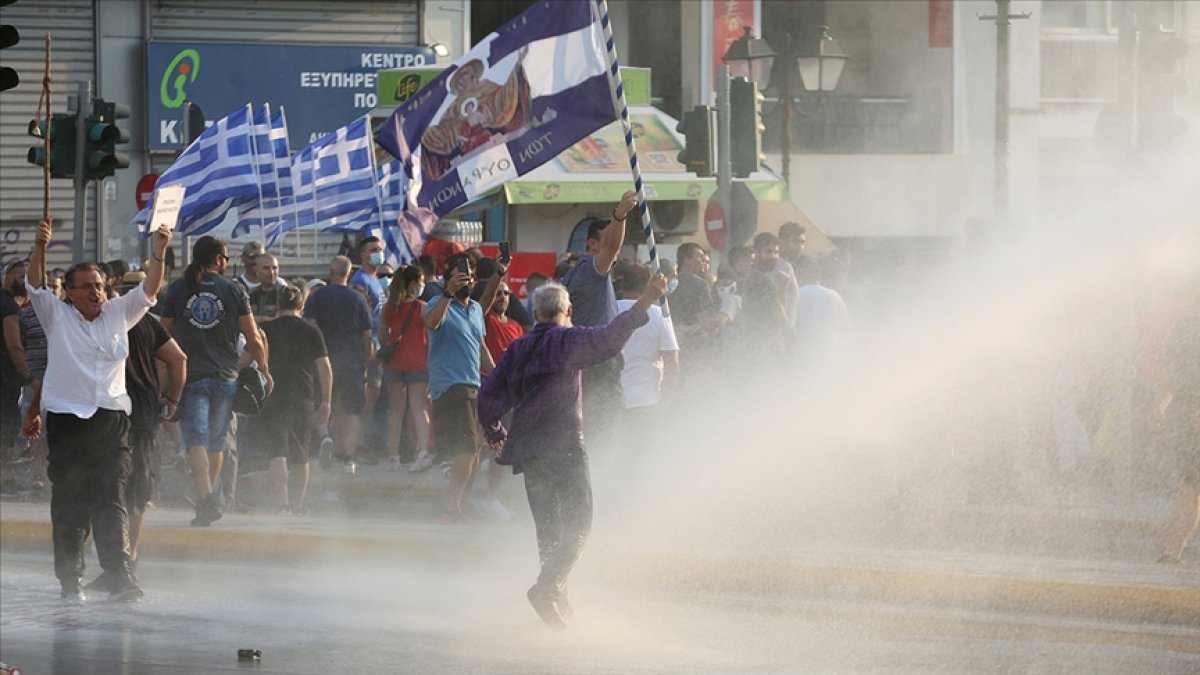 Διαδηλωτές κατά των εμβολίων βγήκαν στους δρόμους στην Ελλάδα #1