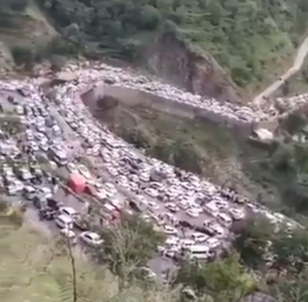Thousands of kilometers of queues in Pakistan #3