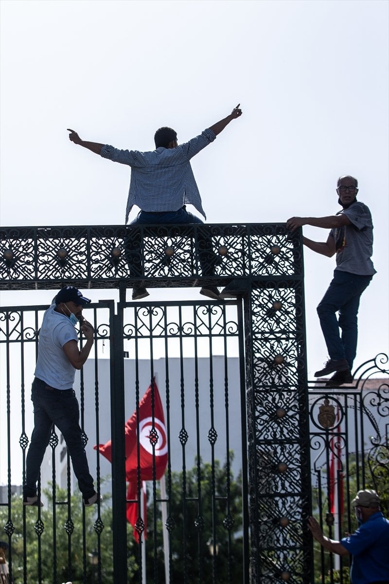 Intervention by Tunisian police against coup opponents and supporters #3