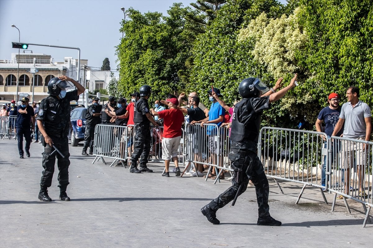 Intervention by Tunisian police against coup opponents and supporters #9