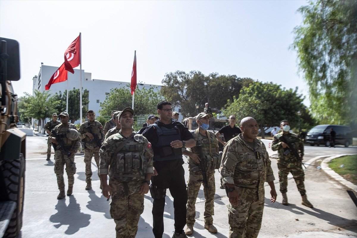 Tunus ta 1 ay süreyle sokağa çıkma yasağı ilan edildi #3