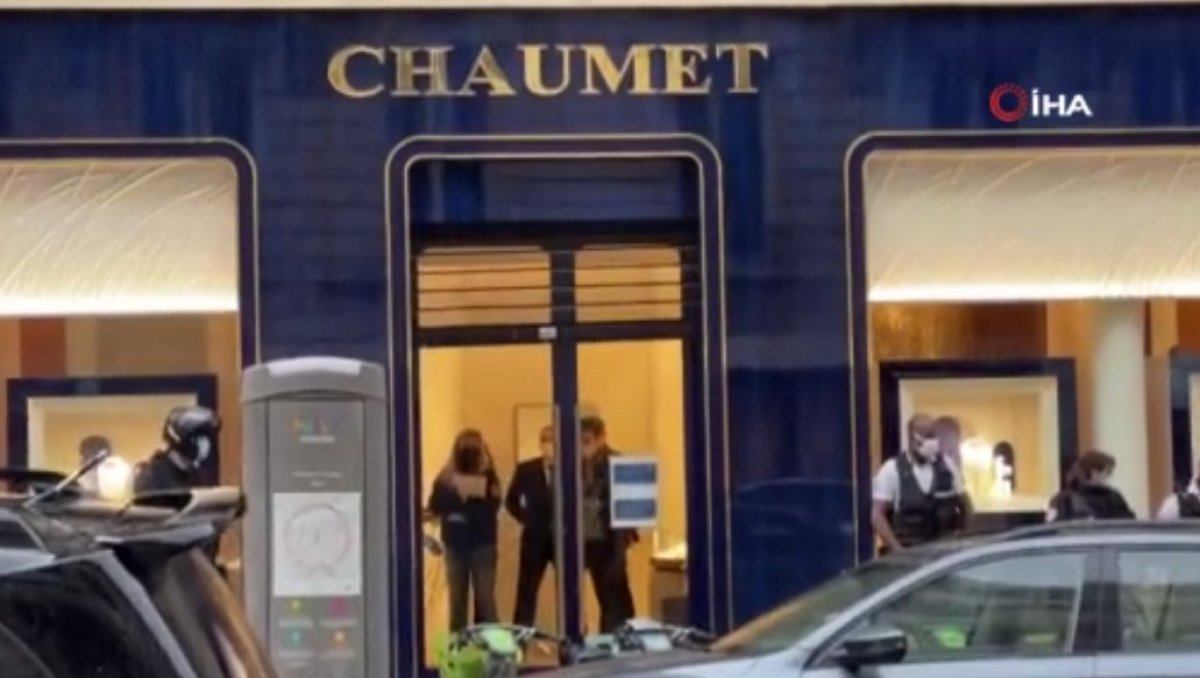 Thief broke into famous jewelery store in Paris #2