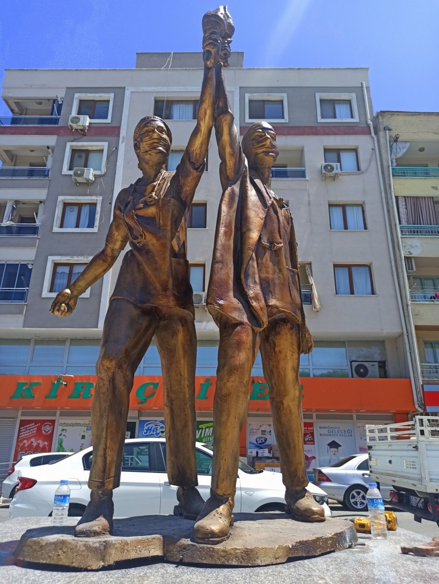 CHP li Saruhanlı Belediyesi, Sağlıkçı Anıtı yaptırdı #5