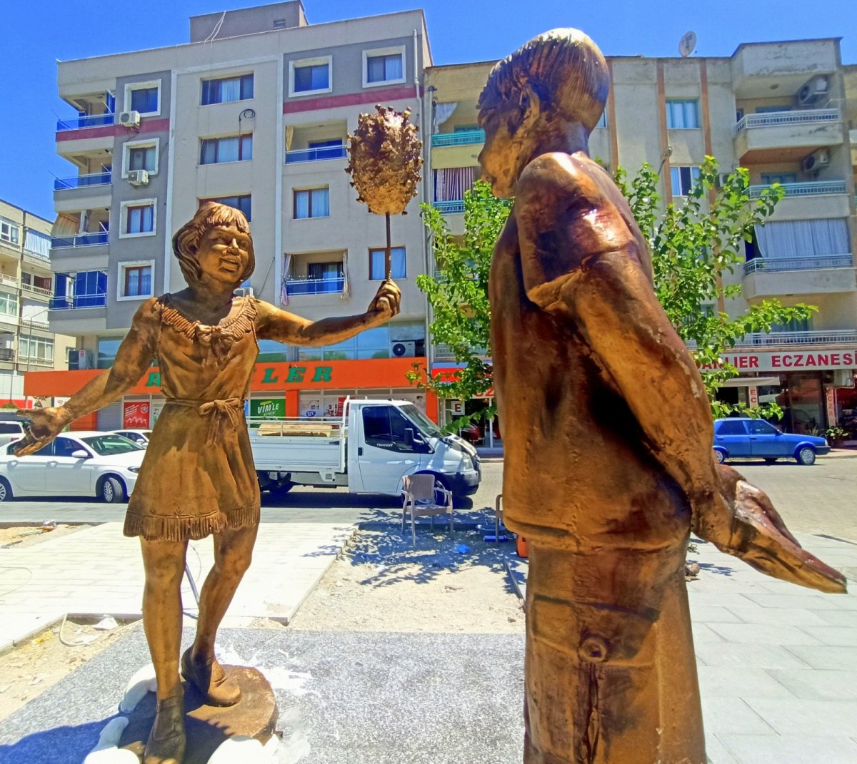 CHP li Saruhanlı Belediyesi, Sağlıkçı Anıtı yaptırdı #1