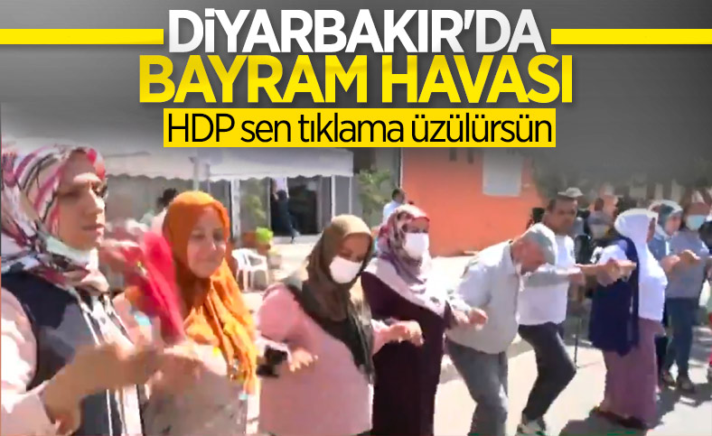 Diyarbakır'da evlatlarına kavuşacak olan anneler, halay çekti