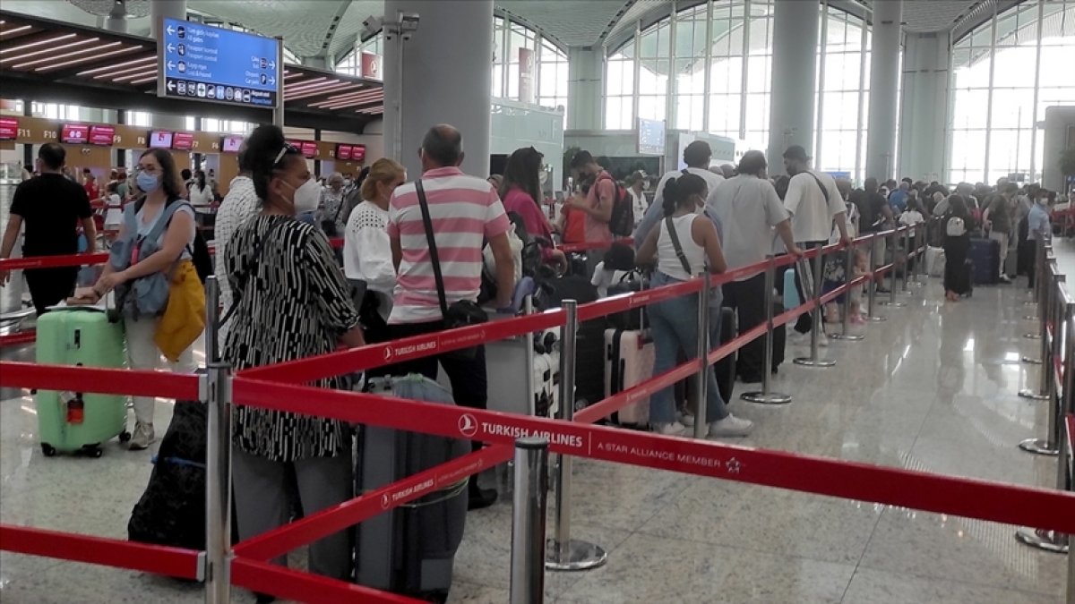 Adil Karaismailoğlu: Bayramda 12 milyon biletli yolcu seyahat etti