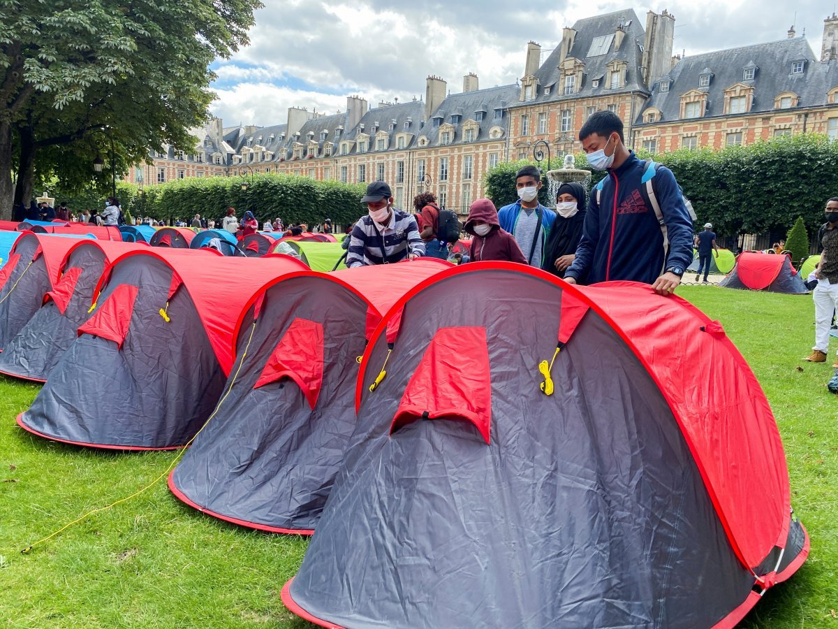400 homeless set up tents in France #5