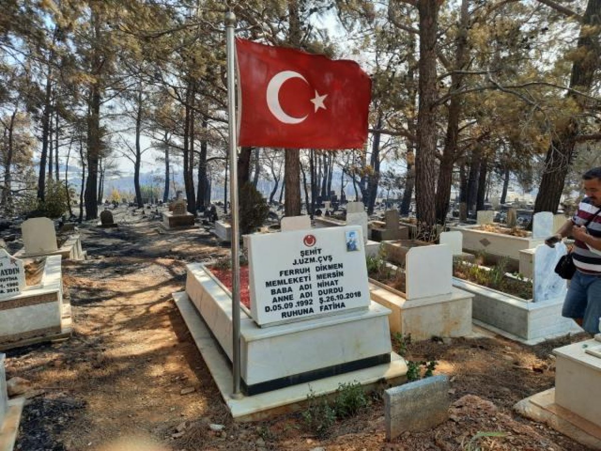 Mersin deki yangında zarar gören mezarlıkta şehit kabri ve Türk bayrağı yanmadı #2