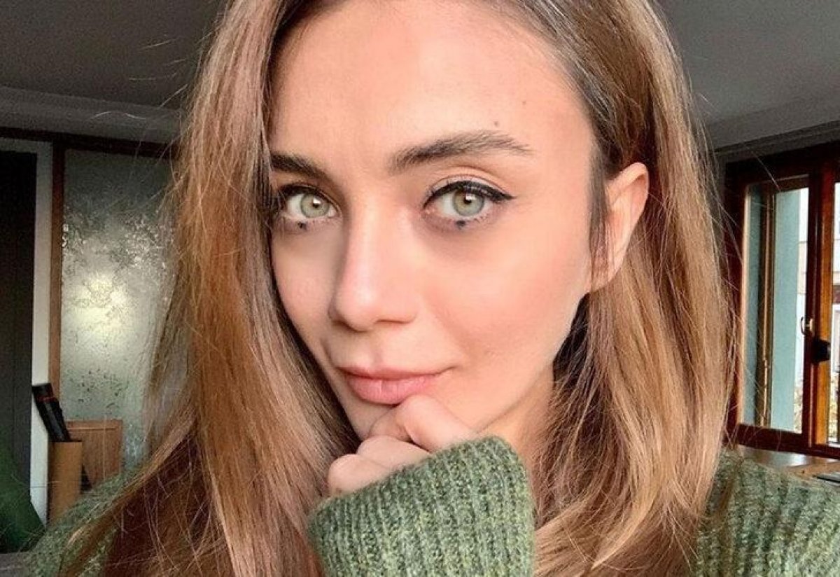 Damla Sönmez den sırt dekolteli poz #3