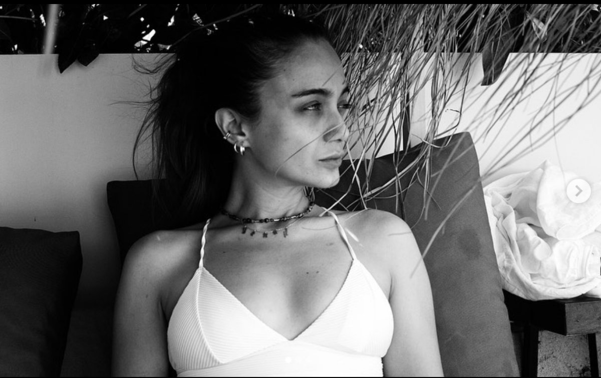 Damla Sönmez den sırt dekolteli poz #2