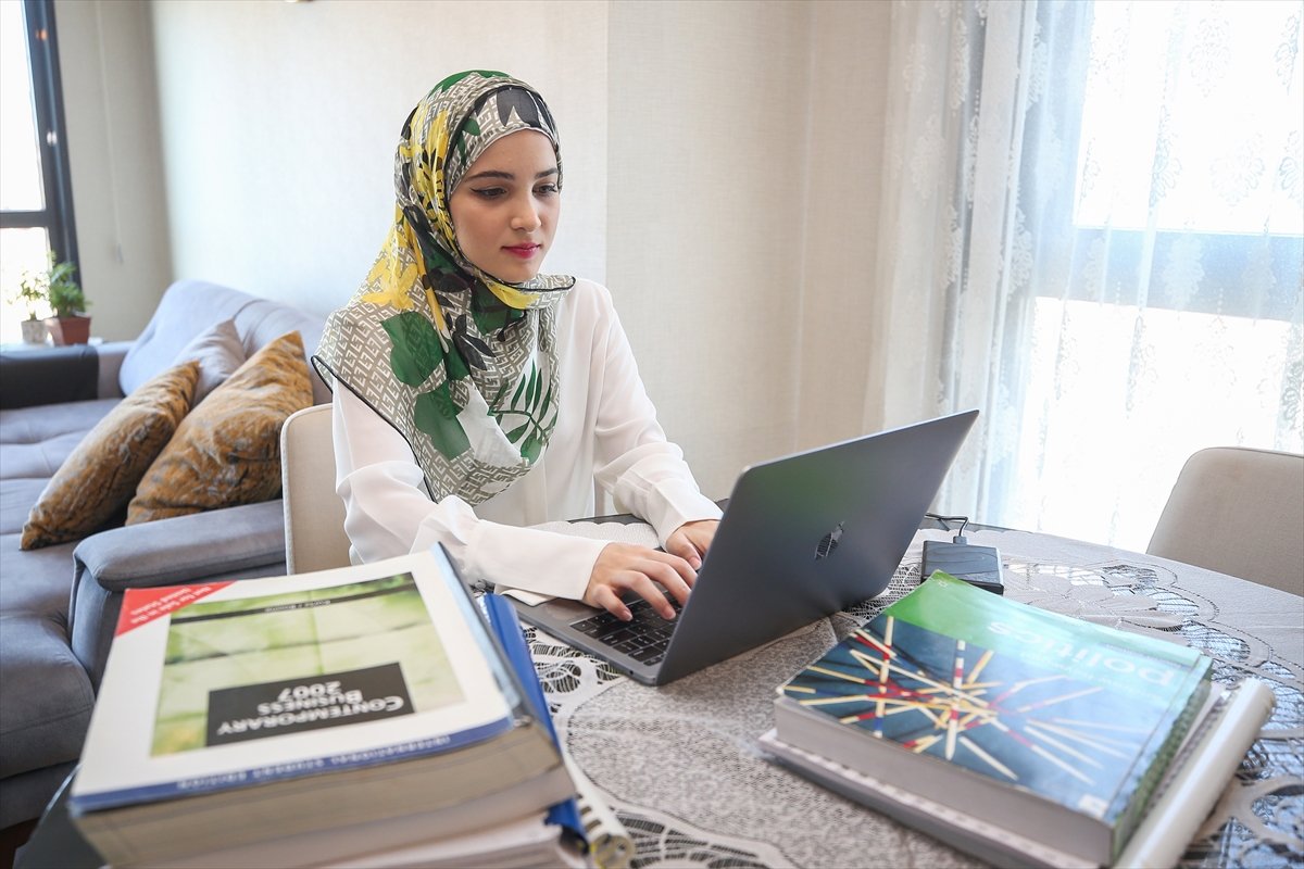 Suriyeli Yasmin Nayal, Türkiye de üniversiteyi birincilikle bitirdi #4