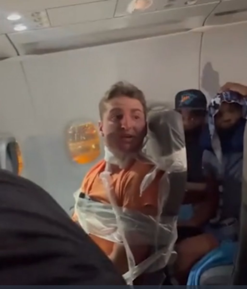 ABD’de uçakta hostesleri taciz eden yolcu, koltuğa bantlandı #1