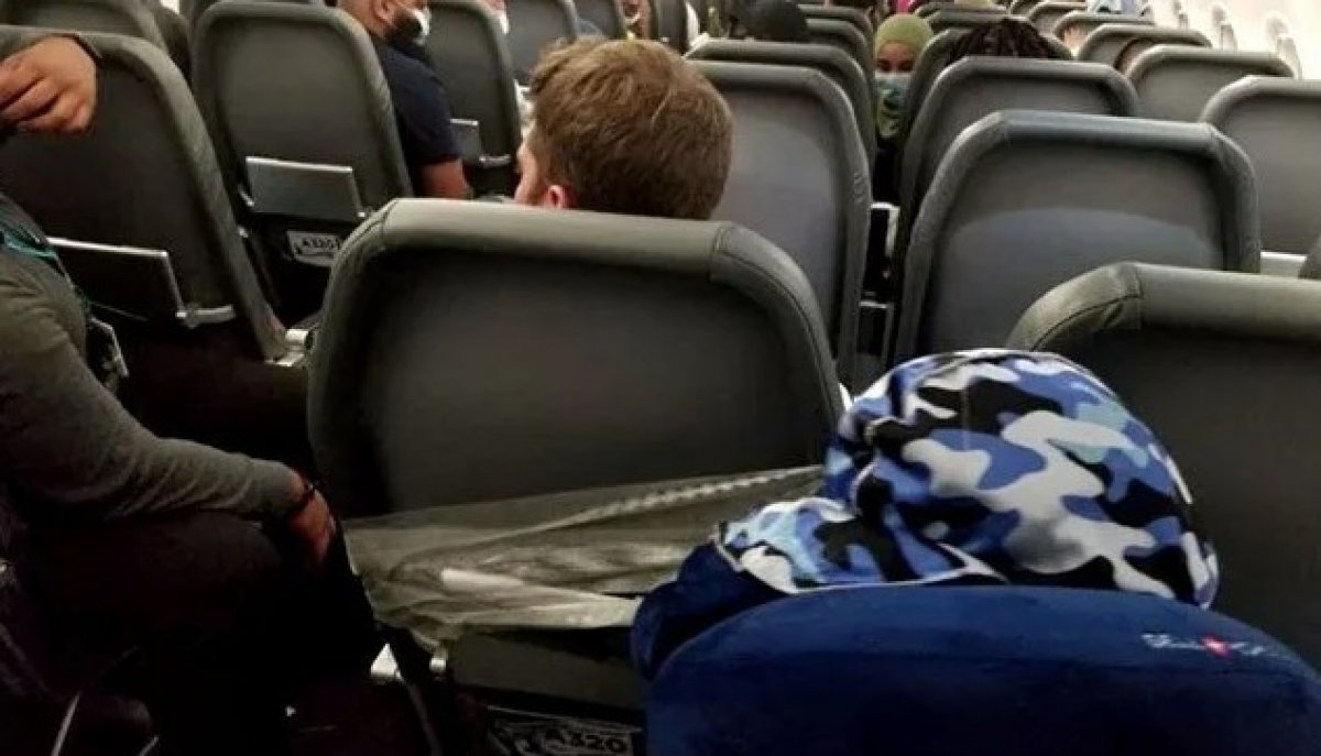 Passenger who harassed the stewardesses on the plane in the USA, taped to the seat #2