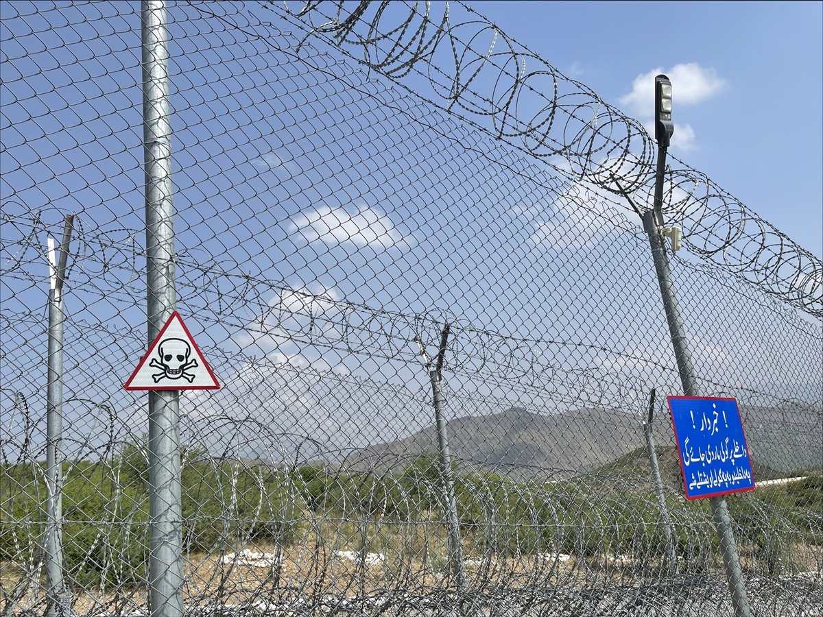 Pakistan pulls fence at Afghan border to prevent refugees #2