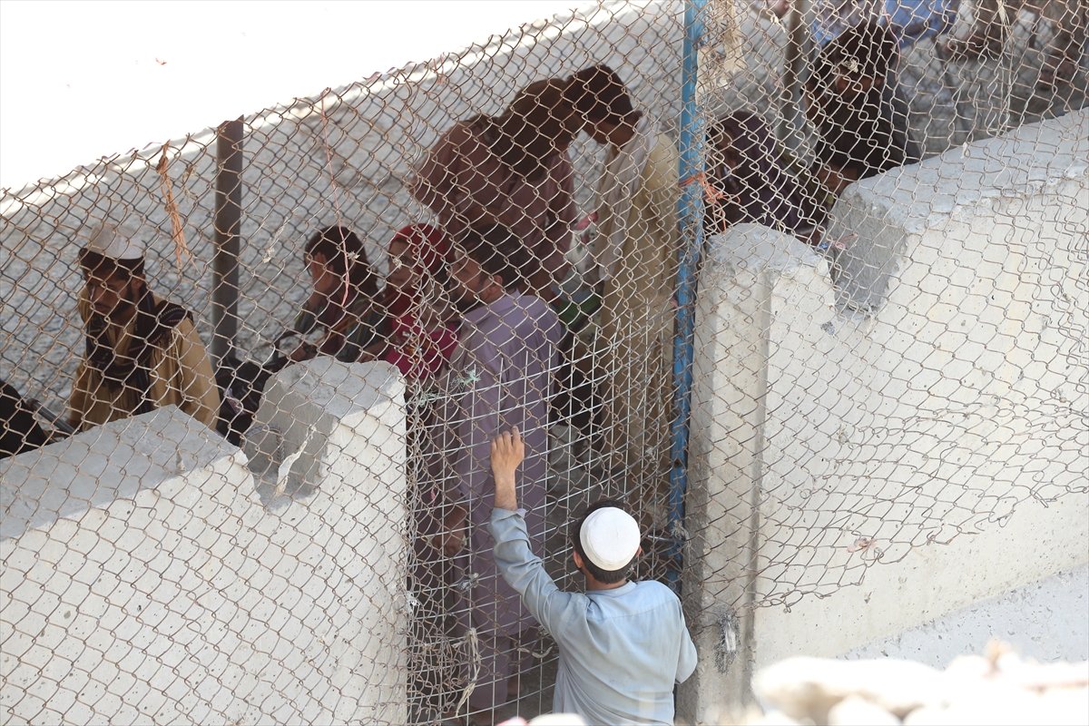 Pakistan builds fence on Afghanistan border to prevent refugees #14