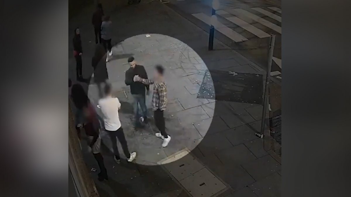 Pickpockets in England dance and steal wallets pretending to be drunk #1