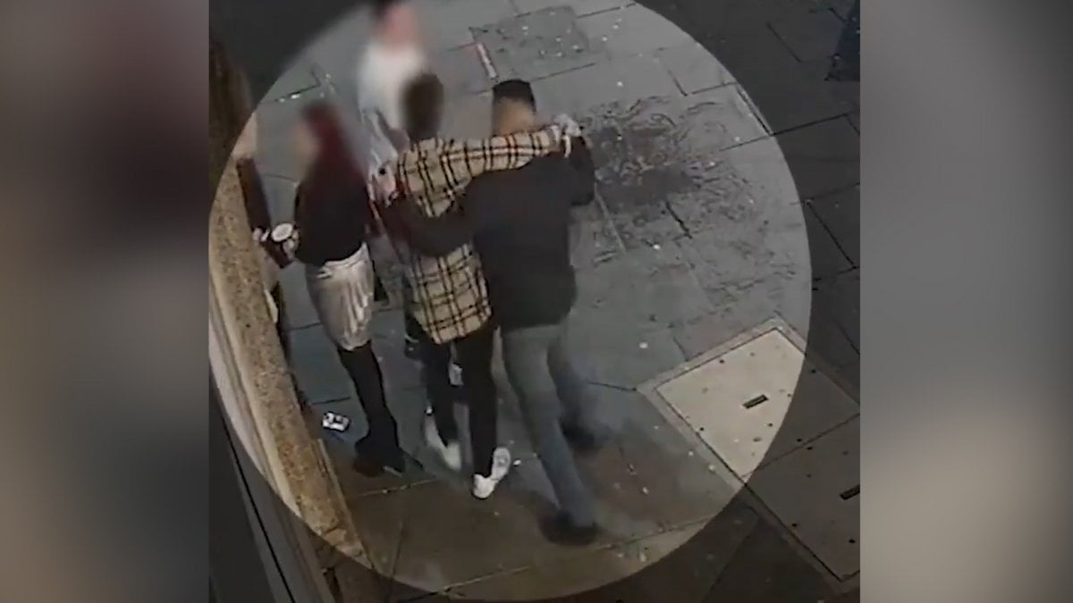 Pickpockets in England dance and steal wallets pretending to be drunk #3