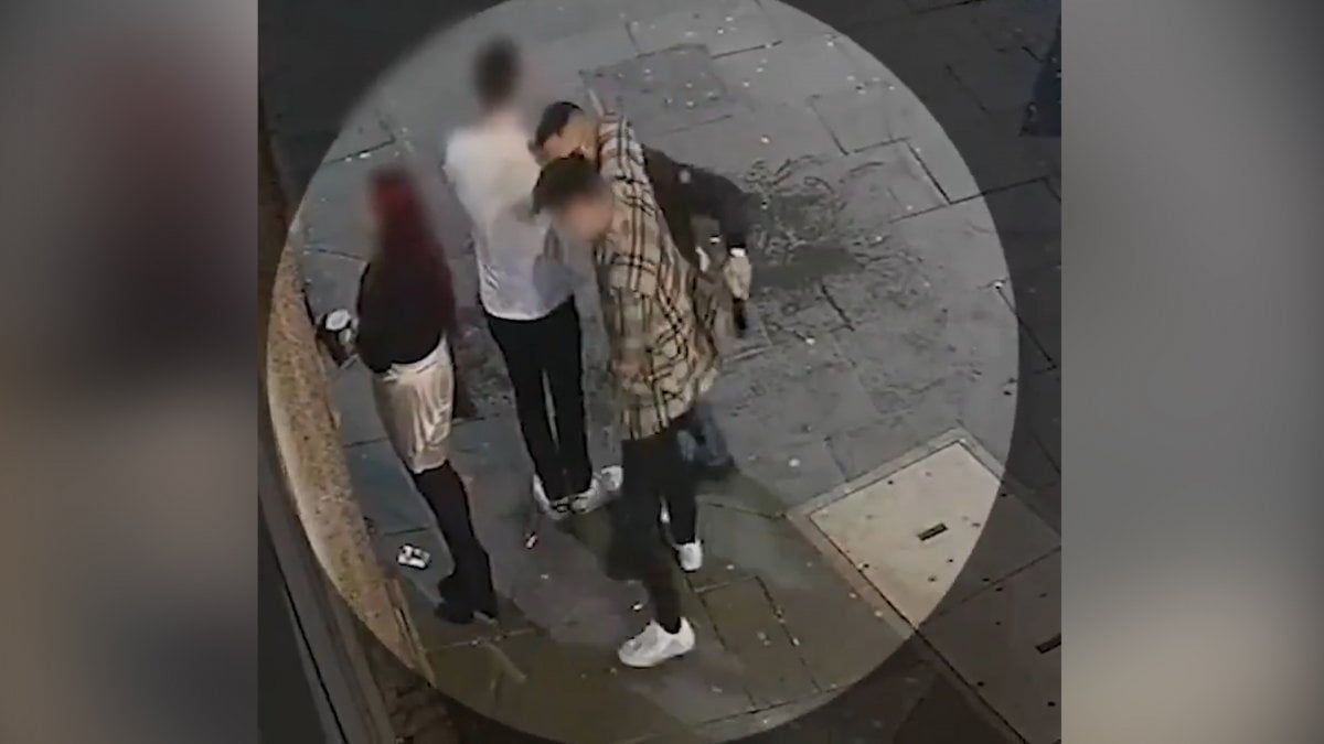 Pickpockets in England danced while pretending to be drunk and stole wallet #2