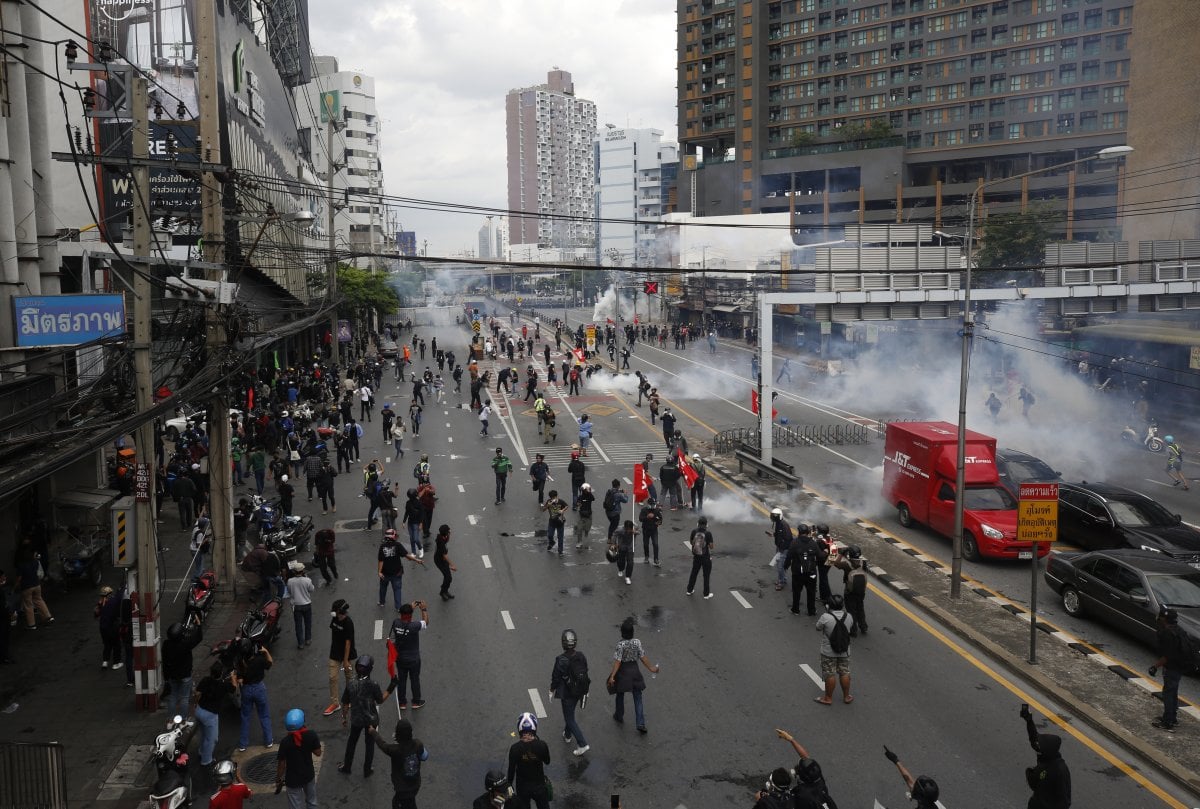 Bangkok streets turn into battlefields: Police car set on fire #2