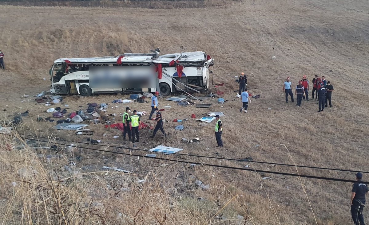 Balıkesir de yolcu otobüsü devrildi: 14 ölü #9