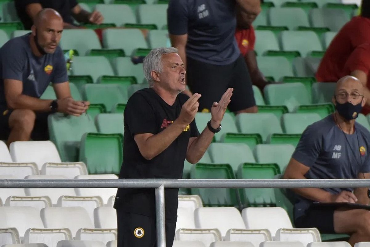 Real Betis - Roma maçında Mourinho ve 3 oyuncusu atıldı #3