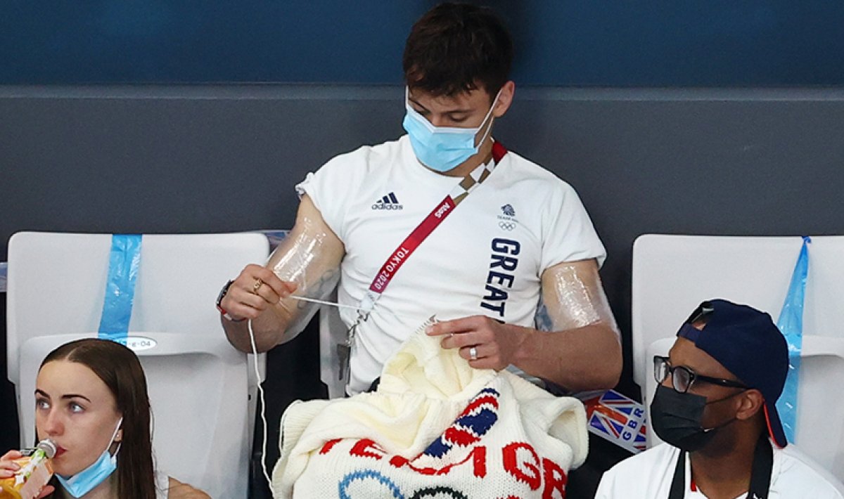 İngiliz sporcu Tom Daley olimpiyatlarda sık sık örgü ördü #1