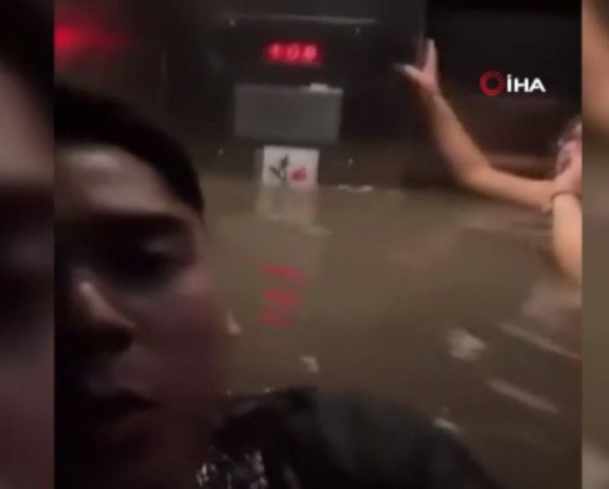Young people stuck in a flooded elevator in the USA escaped at the last moment #1