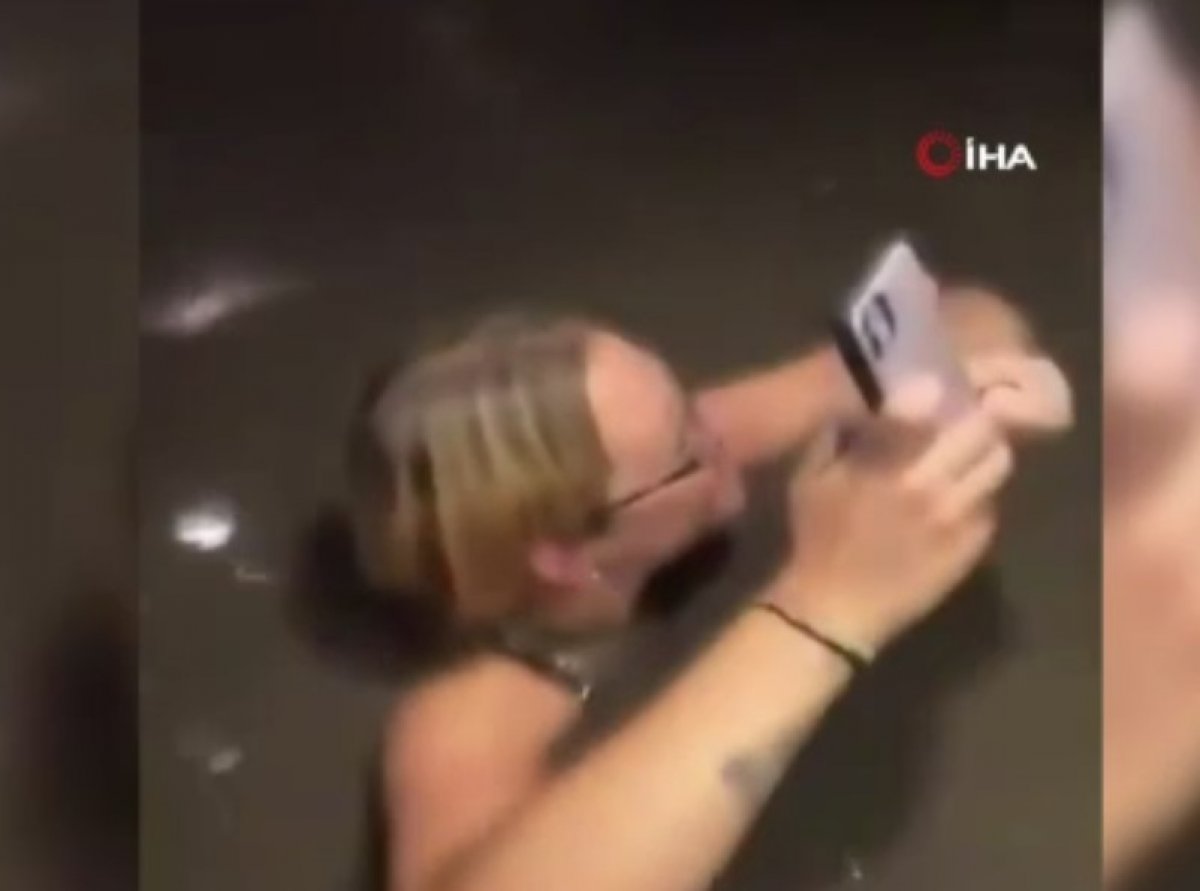 Young people stuck in a flooded elevator in the USA escaped at the last moment #2