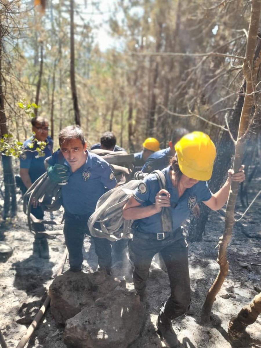 Polis ekipleri, orman yangınlarının meydana geldiği bölgeden ayrılmıyor #1
