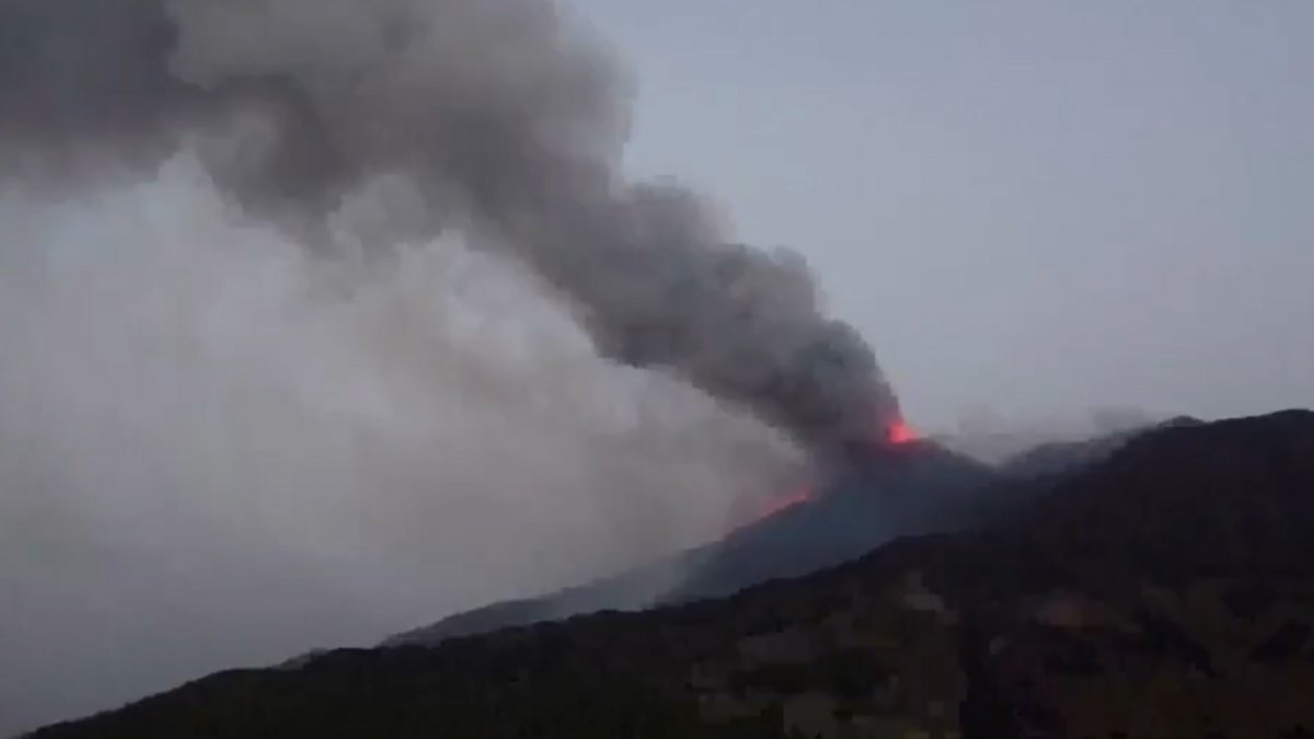 İtalya da Etna Yanardağı patladı #5